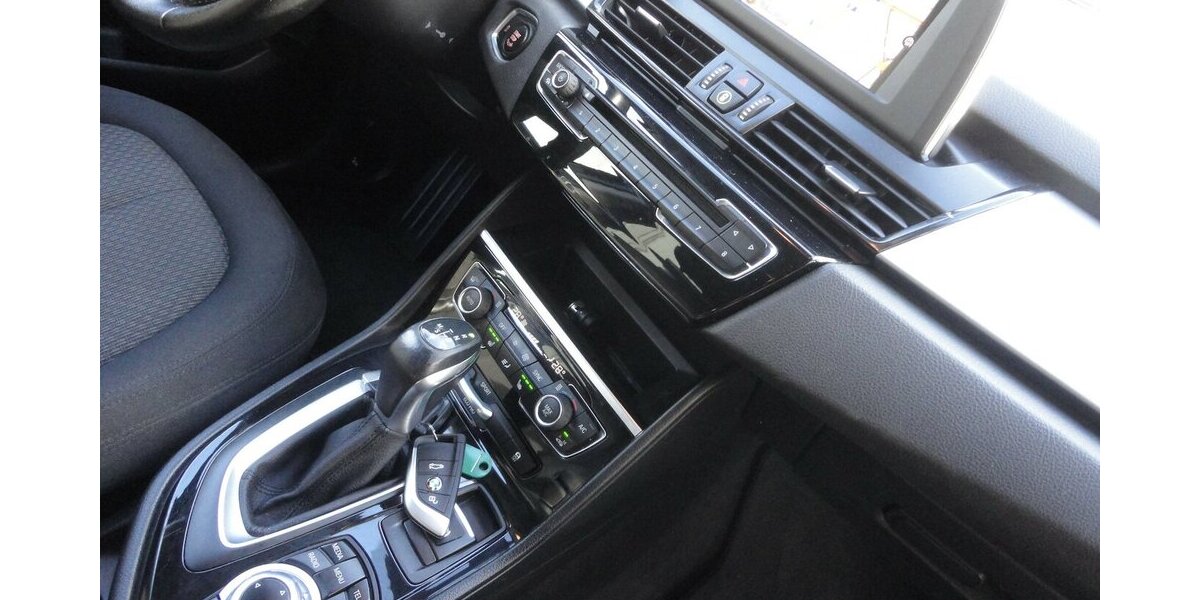 BMW 218 Active Tourer Autom Navi LED Klimatr.PDC SHZ 112.000 km 12.900 &euro; Neuss 41462