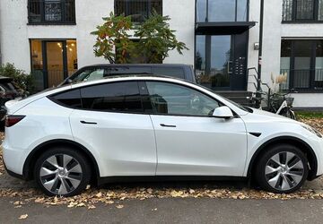 Tesla Model Y 8.240 km 33.950 &euro; Düsseldorf 40221