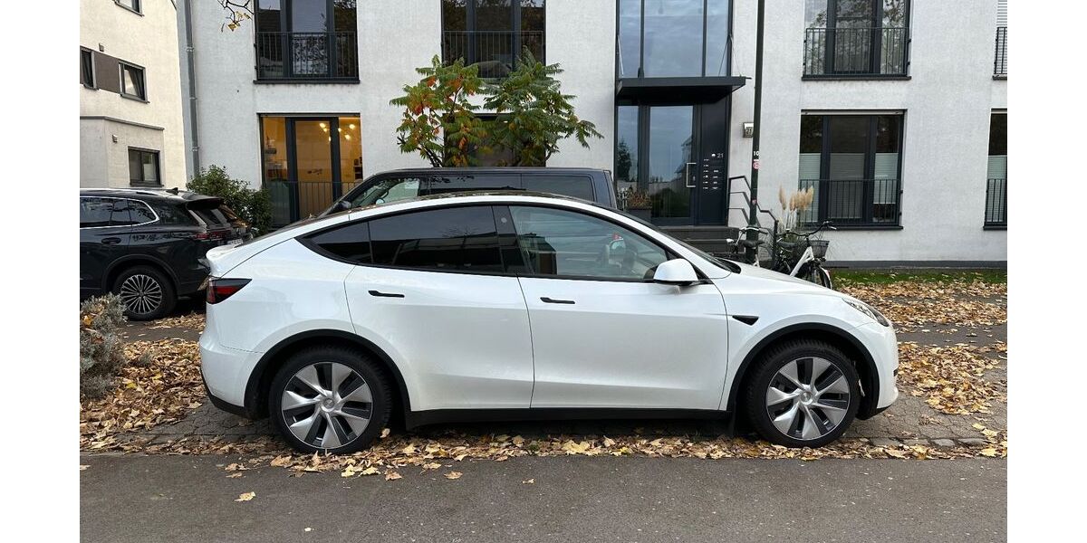 Tesla Model Y 8.240 km 33.950 &euro; Düsseldorf 40221