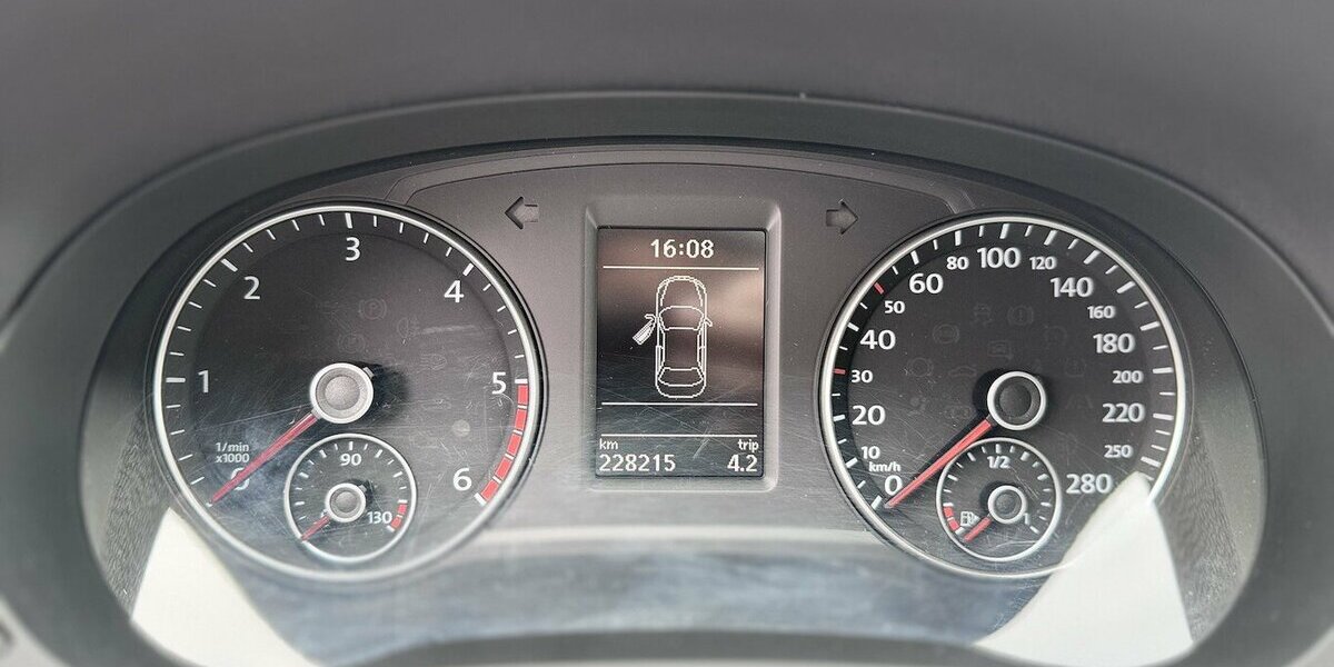 VW Passat 2,0 TDI Highline / Leder / SHD / Keyless 228.000 km 11.890 &euro; Mönchengladbach 41066