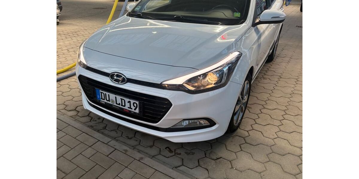 Hyundai i20 36.780 km 11.699 &euro; Duisburg 47055
