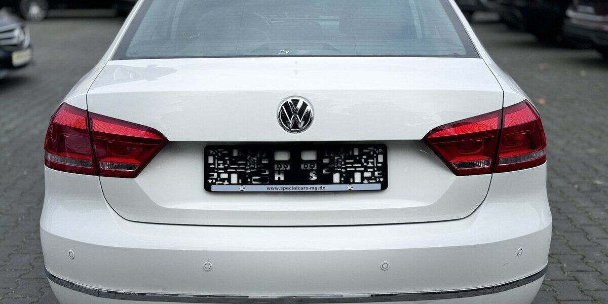 VW Passat 2,0 TDI Highline / Leder / SHD / Keyless 228.000 km 11.890 &euro; Mönchengladbach 41066