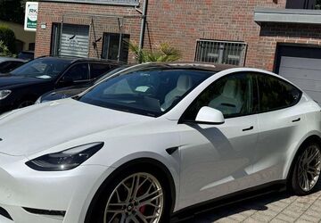 Tesla Model Y 16.000 km 49.999 &euro; Solingen 42651
