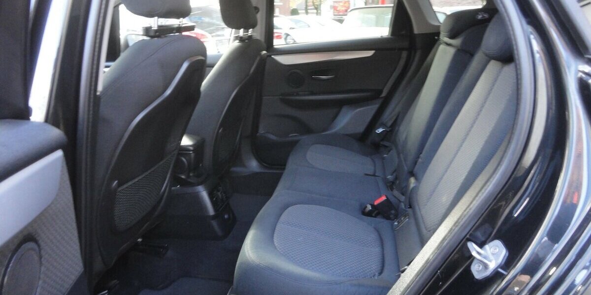 BMW 218 Active Tourer Autom Navi LED Klimatr.PDC SHZ 112.000 km 12.900 &euro; Neuss 41462