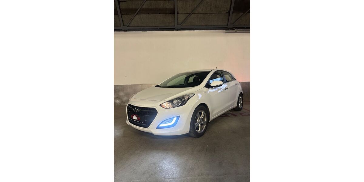 Hyundai i30 128.000 km 8.600 &euro; Düsseldorf 40231