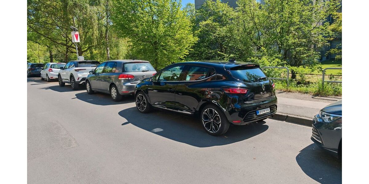 Renault Clio 77.800 km 8.600 &euro; dusseldorf 40223